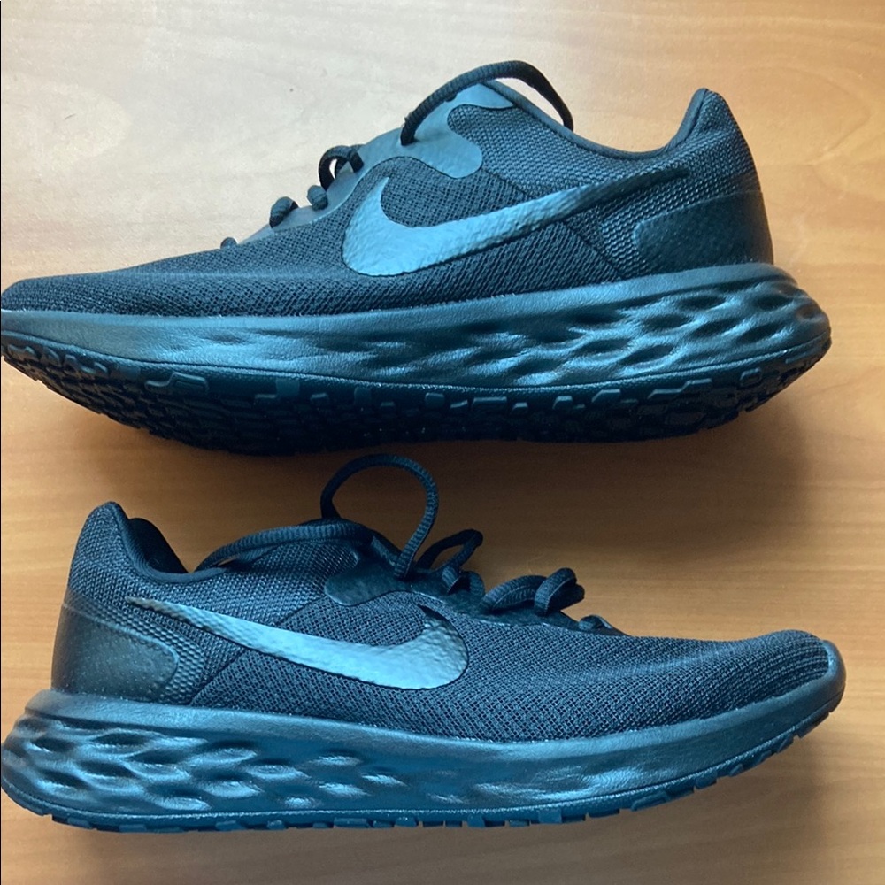 Nike Black Athletic Shoes with Mesh Upper and Foam Midsole